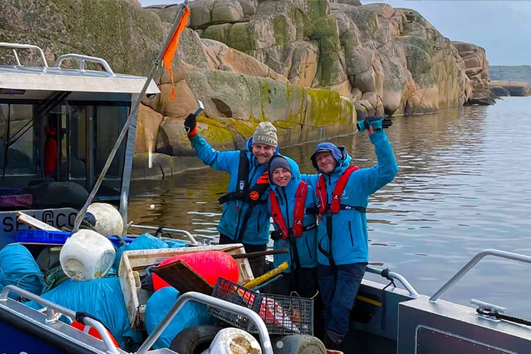Speed rensar vikar från plast tillsammans med CleanSea