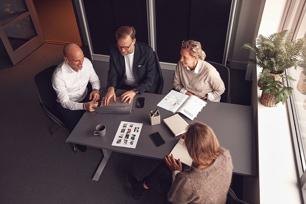 kontor medarbetare jobbar