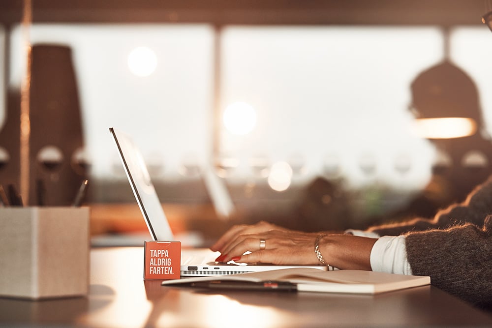 kontor medarbetare skriver på dator