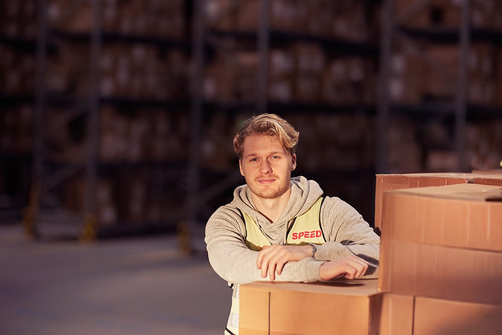 lager medarbetare med lådor