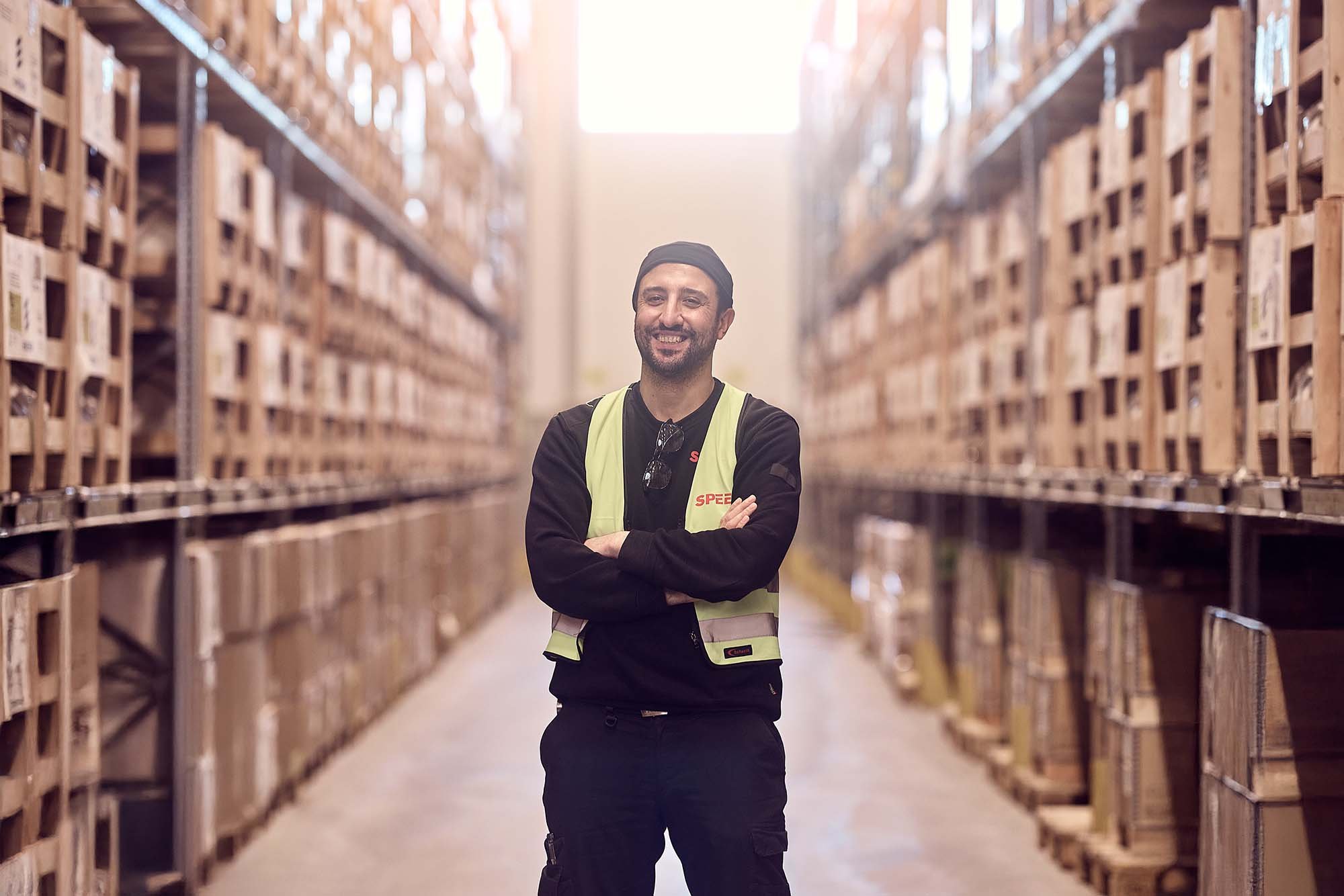 logistik lagerpersonal bland ställage