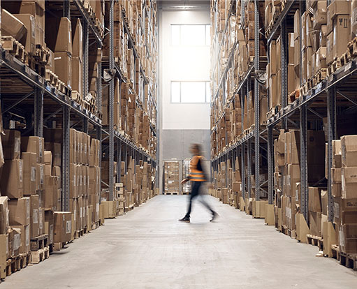 Lager medarbetare mellan lagerhyllor