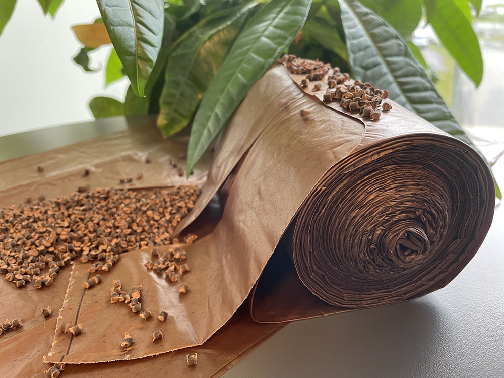 Speed first with garbage bags from the forest.